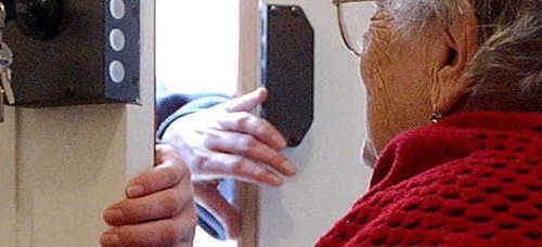Allarme truffe telefoniche ad Angri: il sindaco Scoppa lancia l’appello