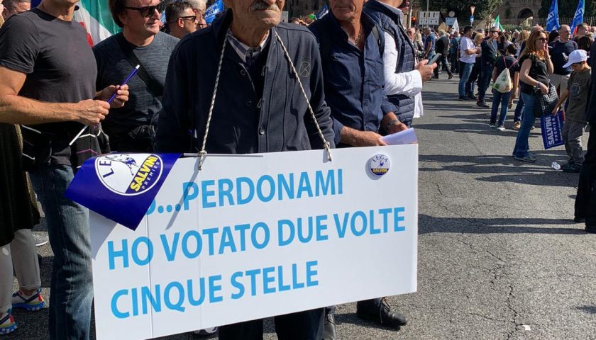 Anziano salernitano scende in piazza a Roma con un cartello: «Perdonatemi… Ho votato due volte Cinque Stelle»