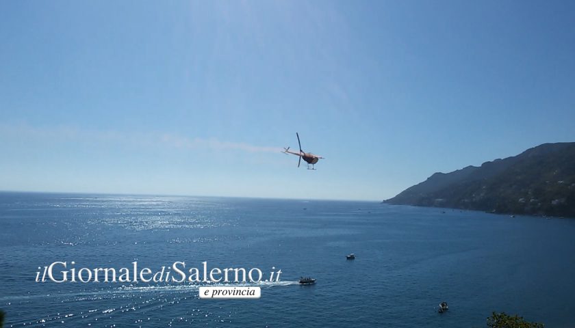 Vietri sul Mare: momenti di paura in spiaggia per le pericolose evoluzioni a bassa quota di un elicottero