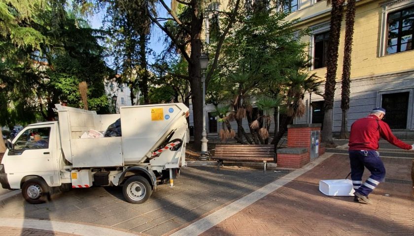 Salerno: sopralluogo del sindaco Enzo Napoli a piazza San Francesco per l’igiene urbana