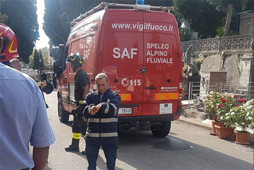 Cede un marmo al cimitero di Brignano, donna finisce in ospedale