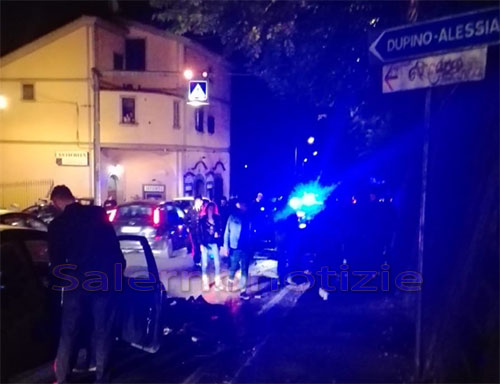 Violento impatto tra auto e scooter sulla strada verso Cava, gravi due giovani