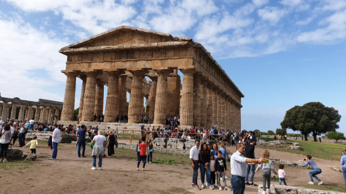 Il tempio di Nettuno a Paestum si colora di luce Magenta