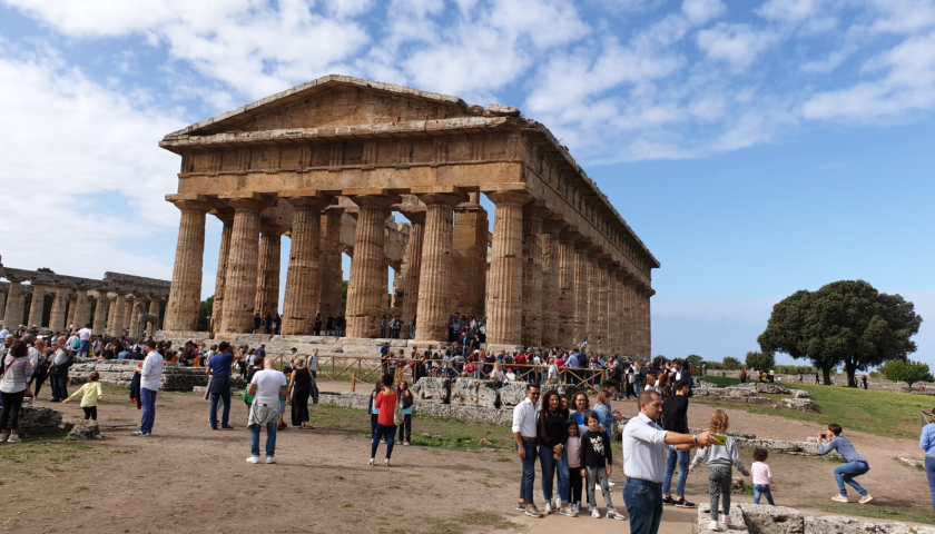 Il tempio di Nettuno a Paestum si colora di luce Magenta