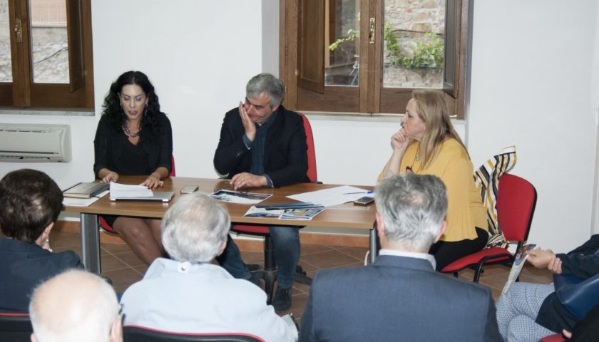 SALOTTO D’AUTUNNO A CASTEL SAN LORENZO, UN ESPERIMENTO NEL BORGO DELLA VALLE DEL CALORE.