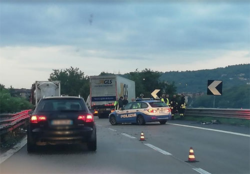 Tir si schianta contro guardrail, traffico in tilt sul raccordo SA-AV in direzione sud