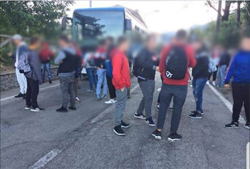 Mezzi vecchi e sovraffollati, scatta la protesta degli studenti di Acerno: bus bloccato in strada