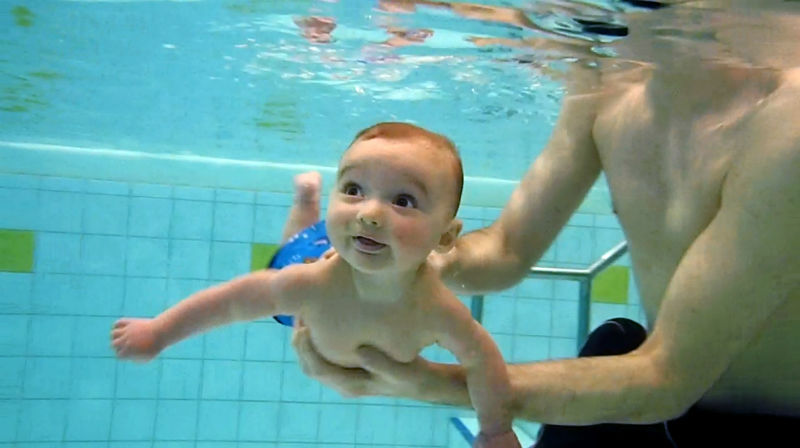 La Piscina Comunale di Cava de’Tirreni organizza lezioni di acquamotricità neonatale