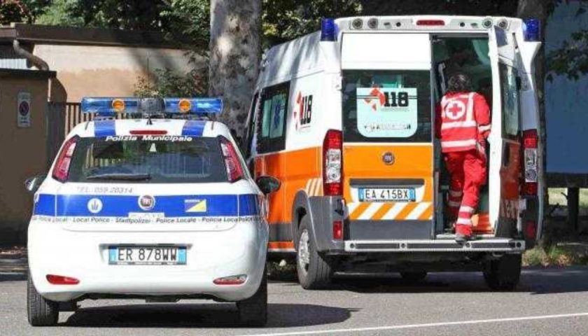 Salerno, danneggiato con una pietra parabrezza di ambulanza