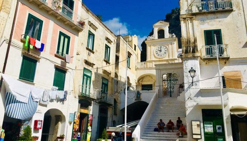 Atrani, scoperto allaccio abusivo alla rete fognaria: denunciato titolare di stabilimento balneare