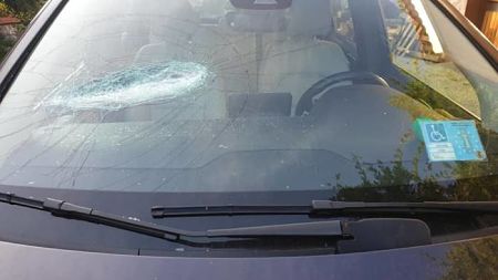 Lite per un parcheggio a Cava, bastonate sull’auto di un disabile