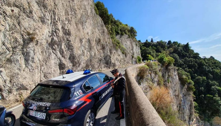 Caduta massi sull’Amalfitana, ANAS ordina chiusura strada: Costiera spezzata in due