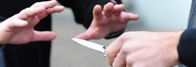 Minacciata col coltello e rapinata, terrore per la ventunenne