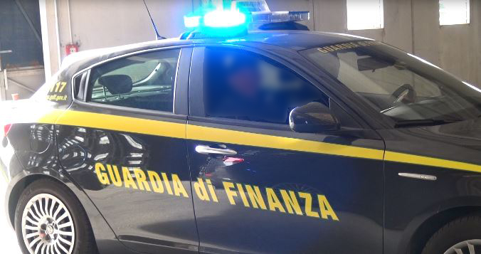 Operazione della Guardia di Finanza contro il contrabbando di tabacchi: in esecuzione 12 ordinanze di custodia cautelare nel salernitano