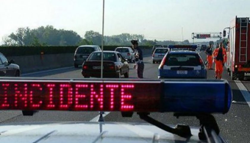 Incidente in autostrada a Padula, donna ferita