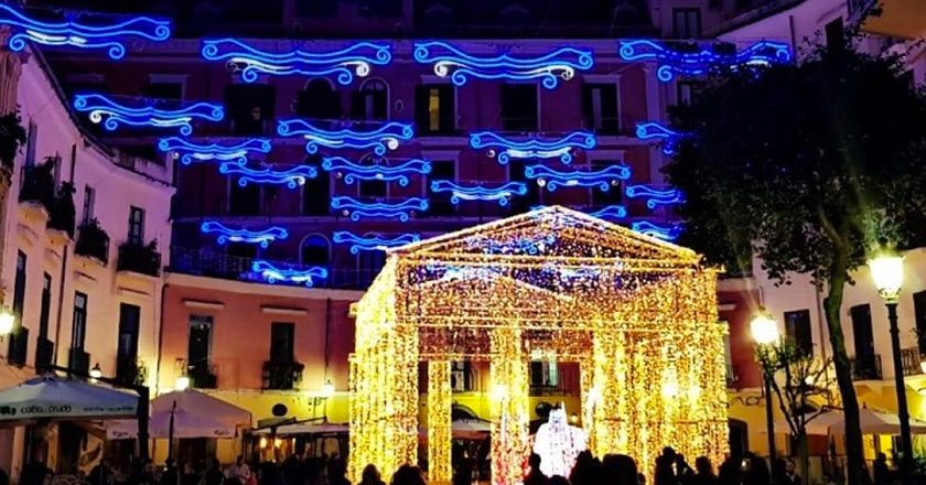 Luci d’artista in forma ridotta, luminarie solo in centro e niente albero di Natale