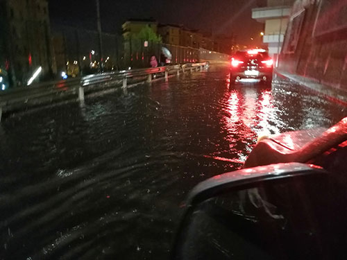 Salerno, strade allagate per la fitta pioggia e numerose chiamate al 115 per allagamenti