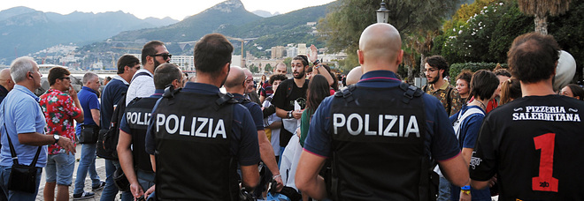 Salerno, immigrato si abbassa i pantaloni sul lungomare: fermato