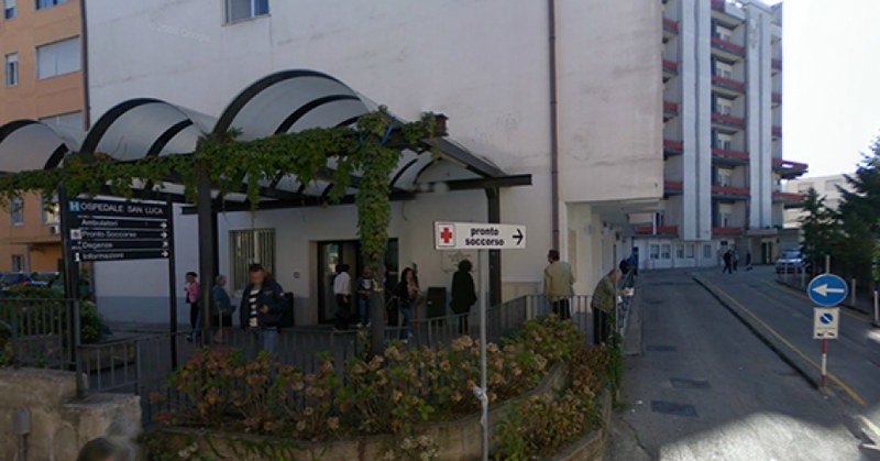 Orrore a Vallo della Lucania, neonato ritrovato senza vita in una valigia