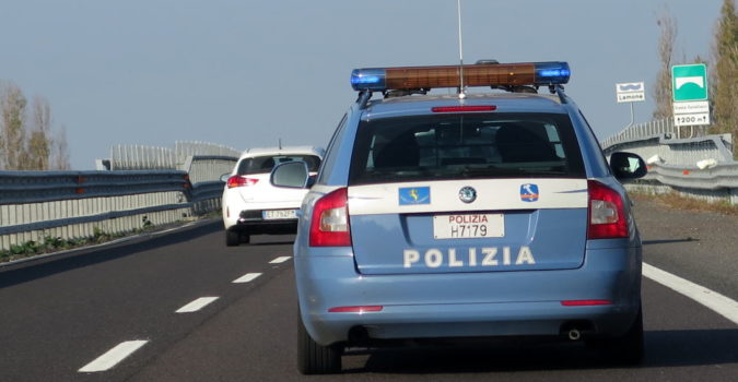 Per sottrarsi a un controllo della Polizia Stradale imbocca lo svincolo autostradale contromano