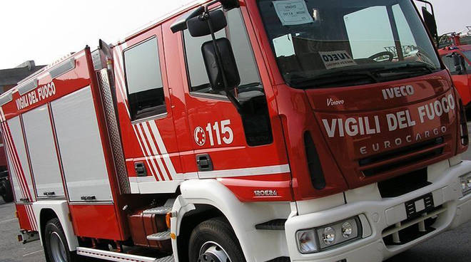 Salerno, incendio in un locale di via Velia