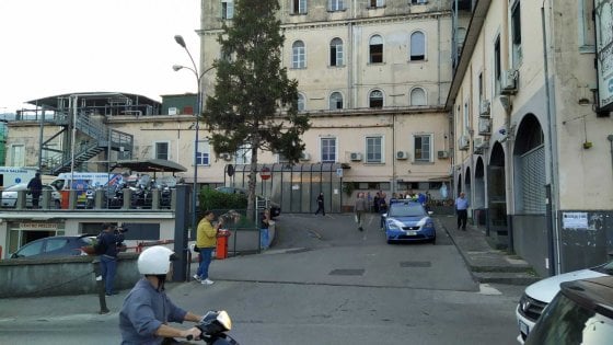 Cava de’ Tirreni, violenta lite al pronto soccorso finisce in sparatoria: 2 feriti