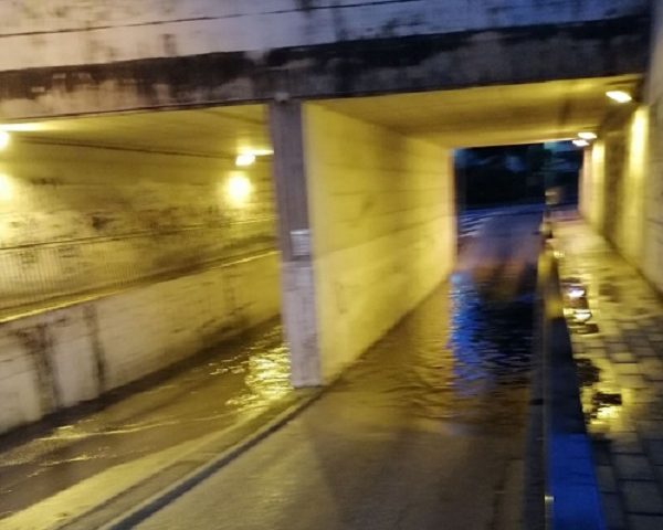 Fulmine colpisce il Duomo di Ravello, strade e sottopassi allagati a Salerno