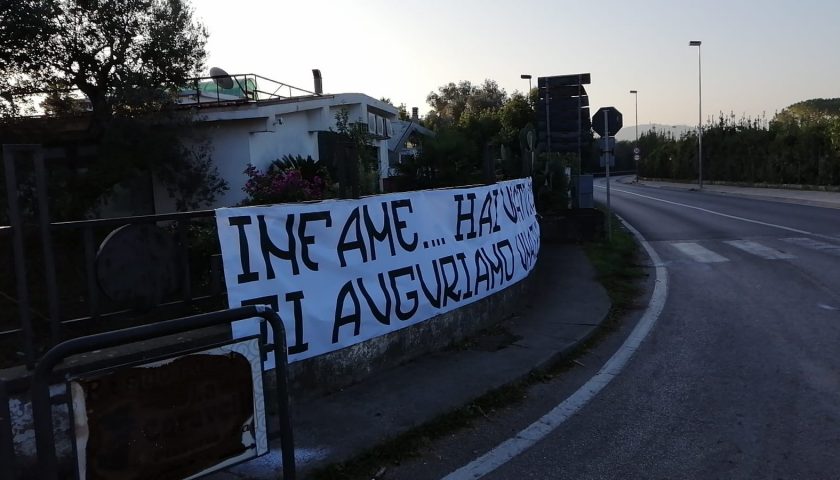 Capaccio, omicidio De Santi: striscioni contro l’assassino