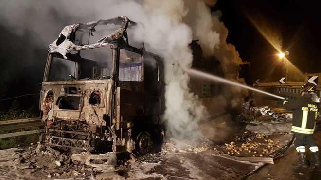 Incidente in autostrada, tir carico di patate in fiamme nella notte sull’A2