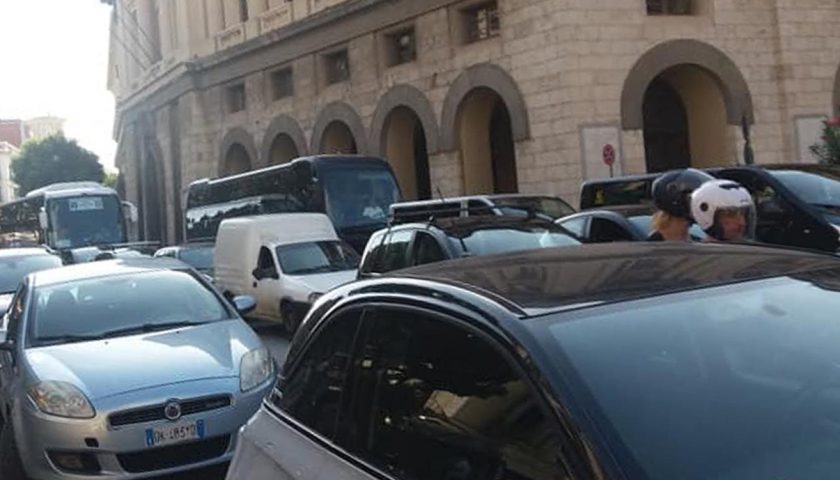 Salerno, non paga gli operai: imprenditore “sequestrato” in via Roma