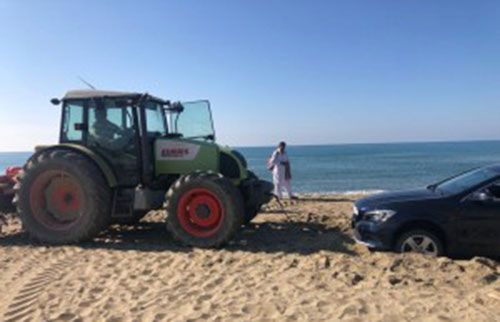 Capaccio: al mare con l’auto sulla spiaggia, multa salata e veicolo “arenato”