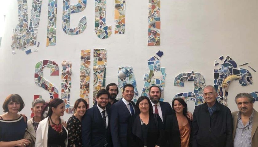 Vietri sul Mare, il benvenuto in Costiera è d’artista: inaugurato il pannello ceramico “a spezzato”