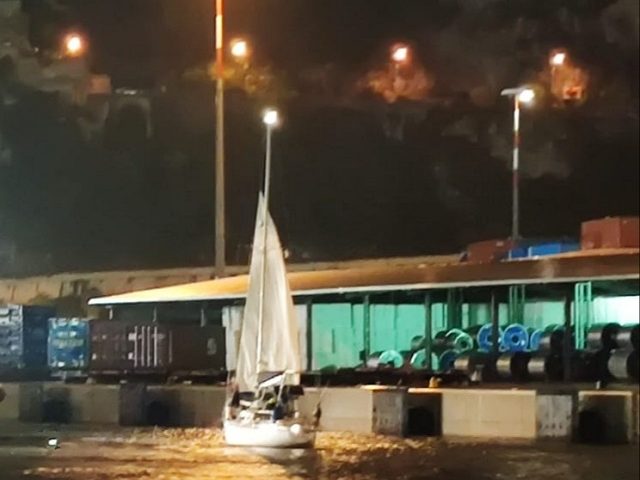 Barca a vela in balia delle onde, la Guardia Costiera salva due persone