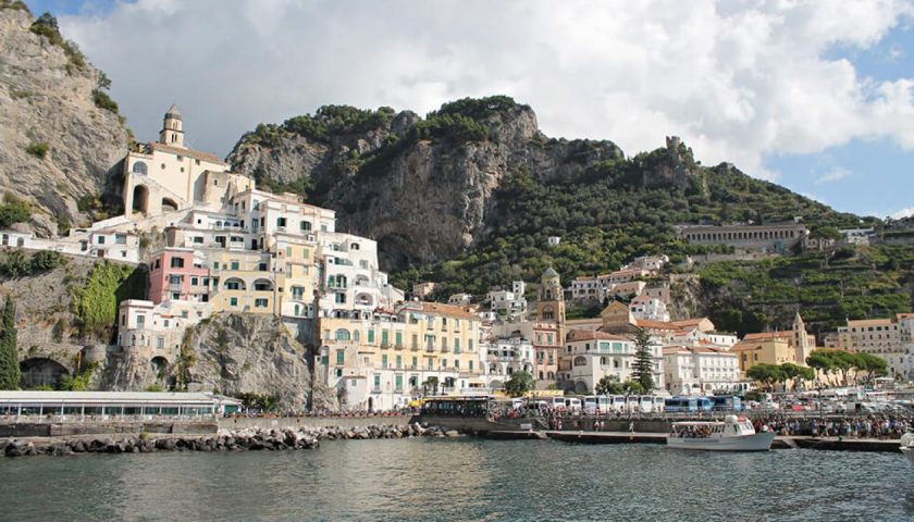 Turisti in giro per Amalfi nonostante il divieto, nei guai due guide