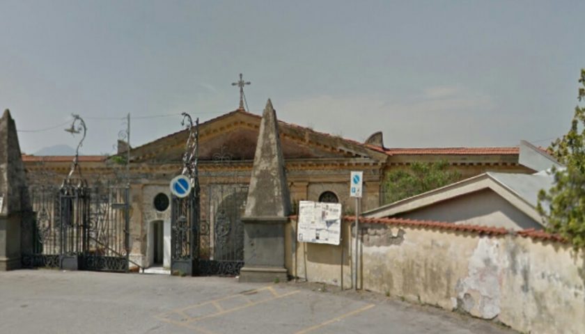 Truffe al cimitero di Angri, custode condannato a 22 mesi di reclusione