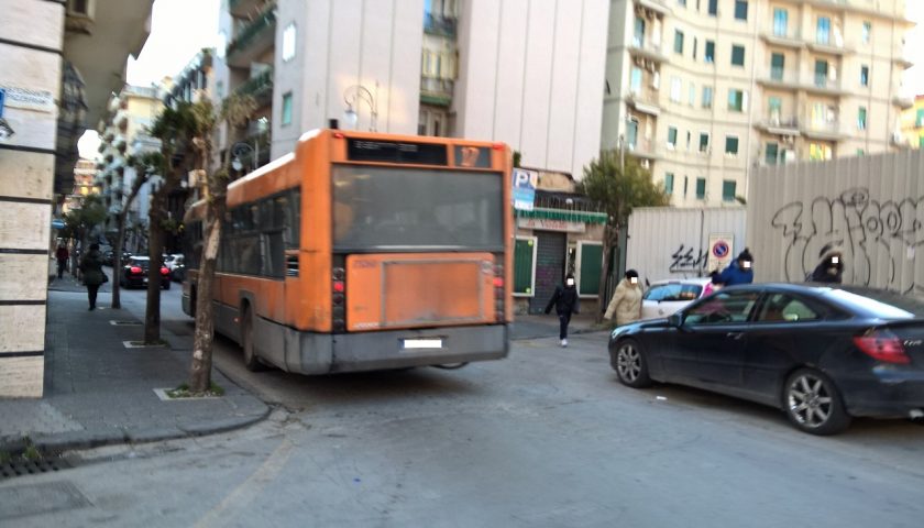 Aggressione al controllore sulla linea Salerno/Battipaglia da un viaggiatore senza biglietto, arrestato nigeriano. L’ira dei sindacati