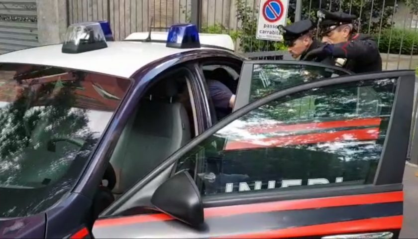 Rapina in un locale pubblico nella notte a Eboli, bandito armato in fuga con 200 euro