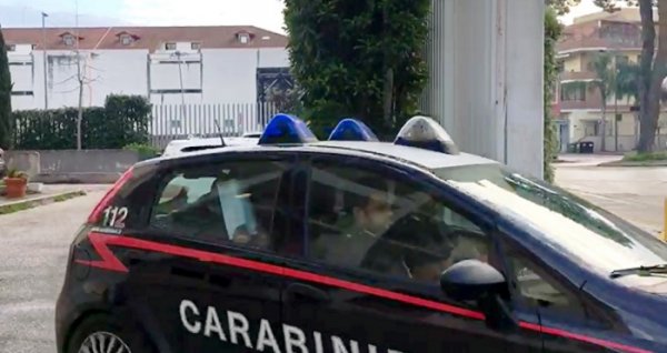 Vede la macchina della ex compagna davanti a un locale di Padula e la danneggia