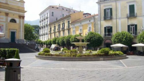 Auto come discoteca nel parcheggio a Cava de’ Tirreni durante la notte
