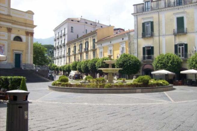 Auto come discoteca nel parcheggio a Cava de’ Tirreni durante la notte