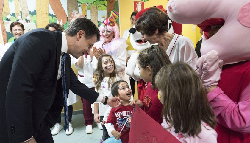 Il presidente Conte in visita ai bambini nel reparto pediatria del San Luca di Vallo della Lucania