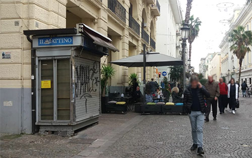 Chiusa la storica Edicola di Pierino Carini sul corso Vittorio Emanuele a Salerno, la famiglia: «Orgogliosi del lavoro di nostro padre»