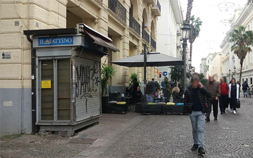 Salerno, ex edicola di corso Vittorio Emanuele nel degrado: l’ira del consigliere Avella