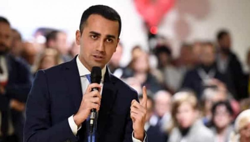 Di Maio a Salerno, striscione di Forza Nuova: «Statt ‘a casa»