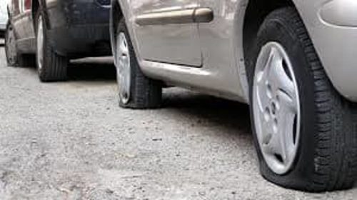 Sarno, squarciate le ruote dell’auto dell’ex consigliera