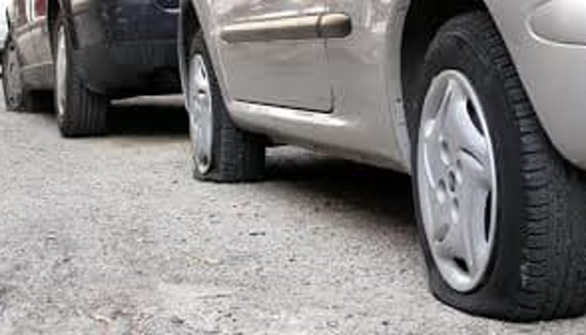 Sarno, squarciate le ruote dell’auto dell’ex consigliera