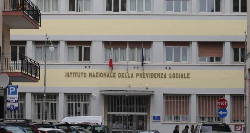 Ha tre laureee, l’Inps nega a un salernitano di 45 anni con moglie e 4 figli a carico il reddito di cittadinanza: “Inverosimile che non lavori”