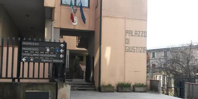 Accusato di diffamazione al Vescovo di Teggiano, entra nello studio del suo avvocato difensore e ruba orologio e soldi