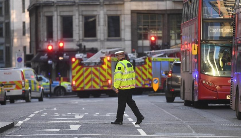 Attacco sul London Bridge, il killer era un islamista in libertà vigilata. A l’Aja è caccia all’autore dell’accoltellamento di tre giovanissimi