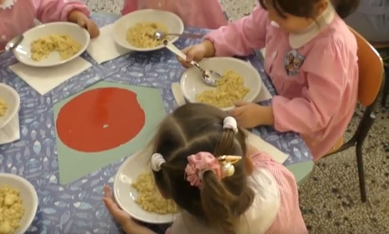Mensa scolastica Salerno, bimbi senza pasta: “Ritardo nelle adesioni”